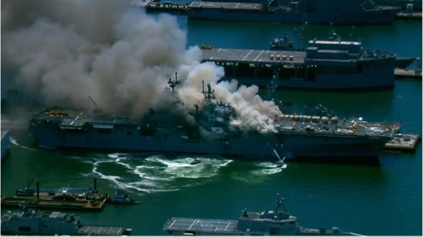 “USS Bonhomme Richard” a arder. Frame: CNN “USS Bonhomme Richard” a arder. Frame: CNN