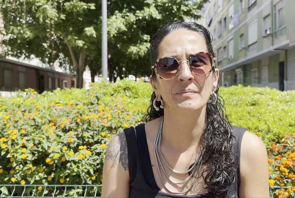 "Não se consegue viver ali, porque o simples facto de virmos à rua já estamos a levar com o pó", afirma Carina Pinto. Foto: João Cunha/RR "Não se consegue viver ali, porque o simples facto de virmos à rua já estamos a levar com o pó", afirma Carina Pinto. Foto: João Cunha/RR