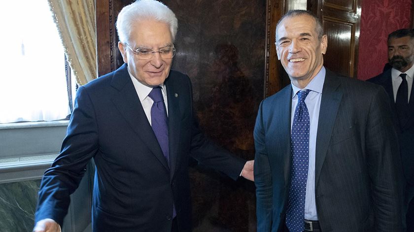 Presidente Sergio Mattarella recebe Carlo Cottarelli. Foto: Quirinal Press Office/EPA