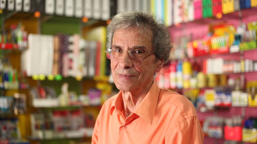 António Medeiros, dono de uma papelaria em Vila de Porto, viveu os anos de ouro da ilha. Foto: João Carlos Malta