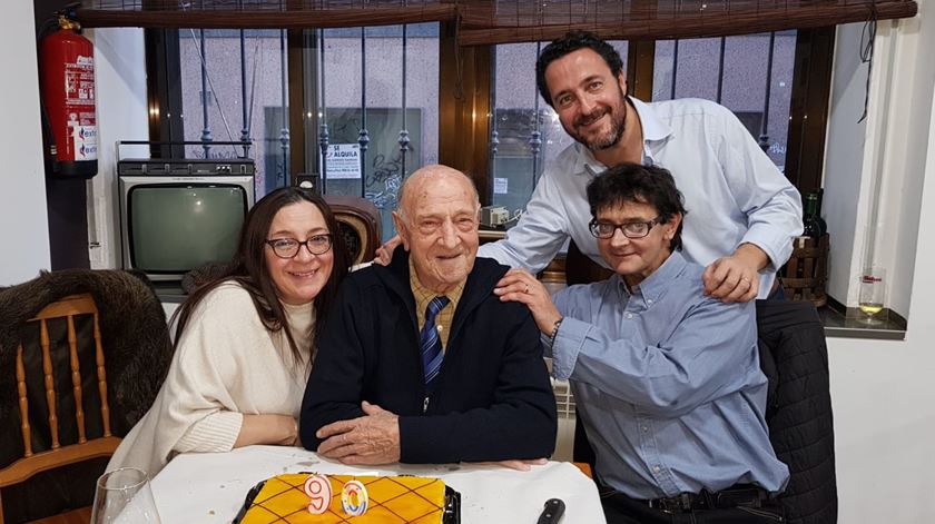 Carlos, de pé, ao lado do seu pai e familiares nos 90 anos de Esteban. Foto: CMP