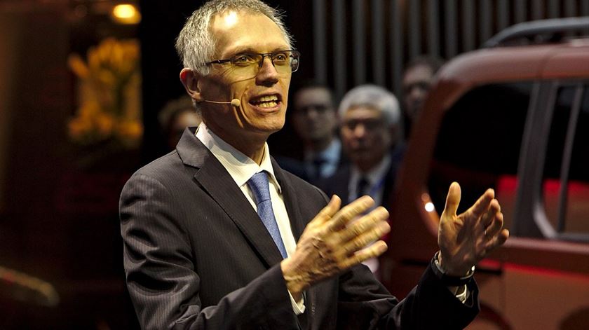 Macron considera “chocante e excessivo” salário de Carlos Tavares no grupo automóvel Stellantis