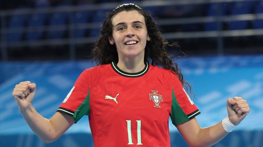 Carolina Pedreira eleita melhor jogadora jovem de futsal do mundo