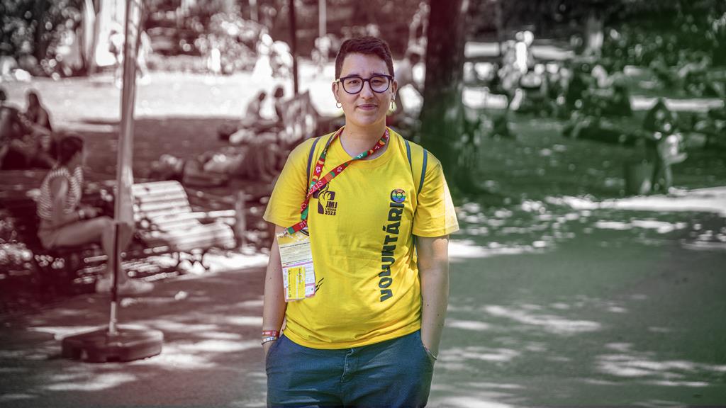 Católica e homossexual, Carolina vive entre comunidades que vivem de costas voltadas