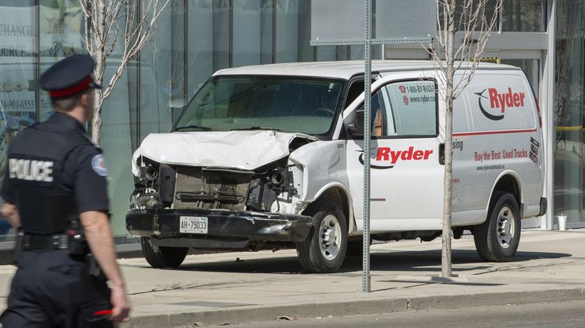 Carrinha usada para matar pelo menos nove pessoas em Toronto. Foto: Warren Toda/EPA