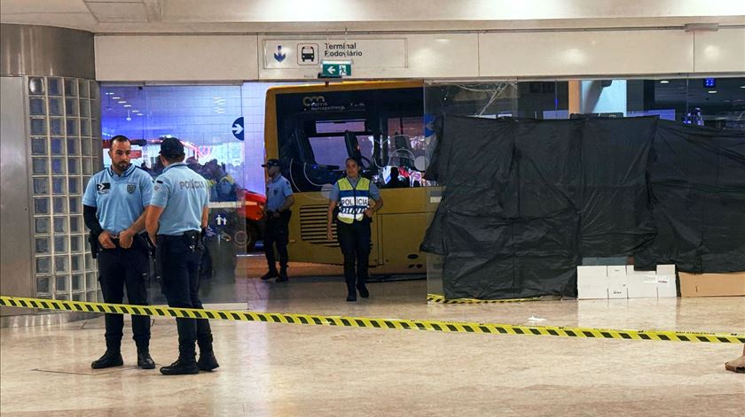 Autocarro atropela peões em Agualva-Cacém. Há dois mortos e 16 feridos