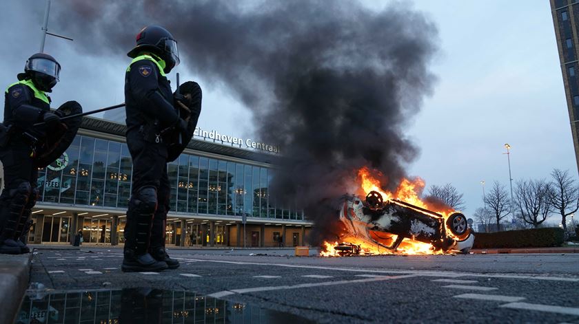 Terceiro dia de violência na Holanda. Mais de 470 detidos em protestos contra confinamento