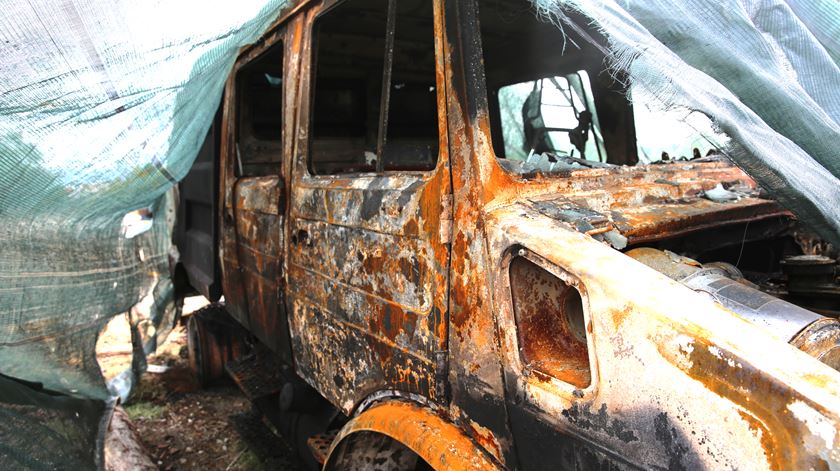 Um dos carros da corporação foi destruído pelo fogo