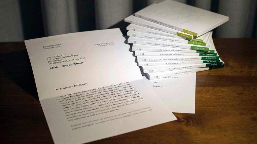 Carta de Bento XVI, cujas últimas linhas foram desfocadas pelo monsenhor Dario Viganò. Foto: Osservatore Romano via Reuters