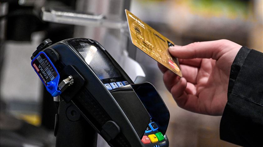 A opção "contactless" foi das mais usadas em confinamento. Foto: EPA