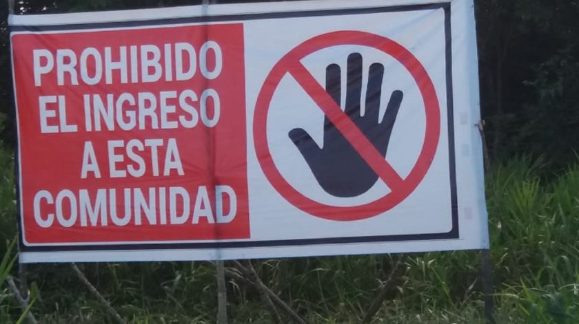 Cartaz à entrada de comunidades indígenas na Amazónia. Foto: Geni Lloris