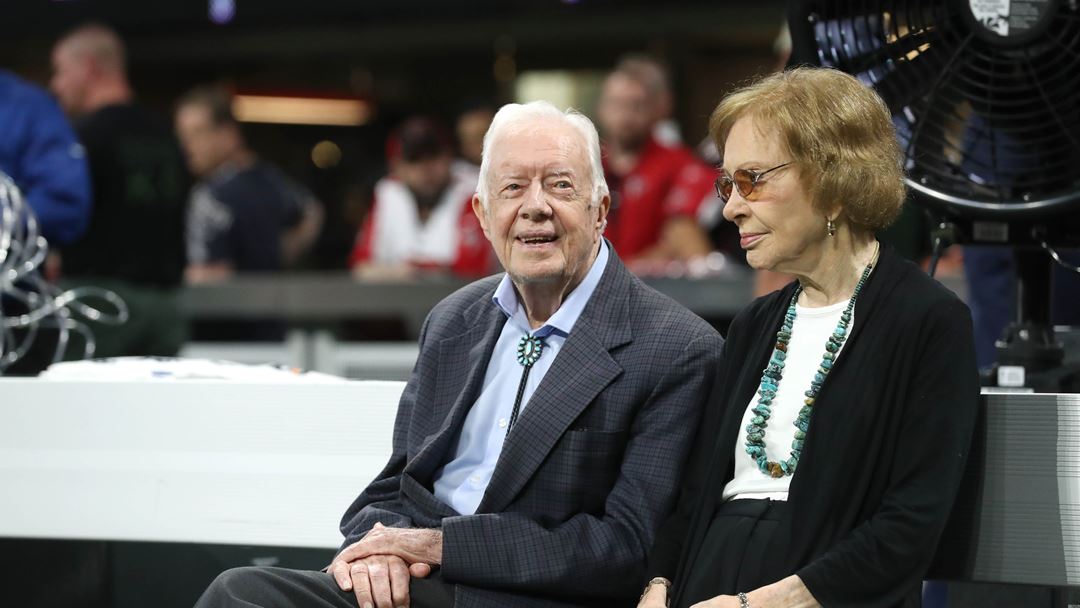 Jimmy Carter e a sua esposa, Rosalyn, a assistir ao jogo entre os Atlanta Falcons e os Cincinnati Bengals no Mercedes-Benz Stadium. Foto: Jason Get/Usa Today via Reuters.