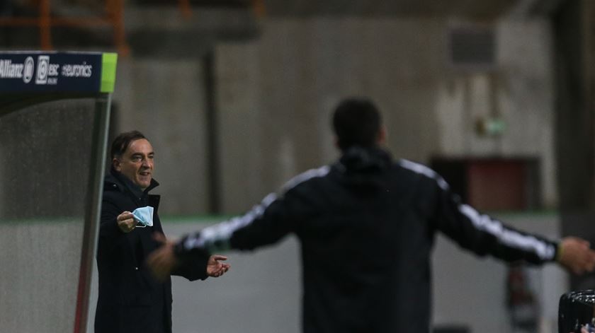 Carvalhal pede calma aos treinadores: "Se continuamos assim, vamos andar todos à porrada"