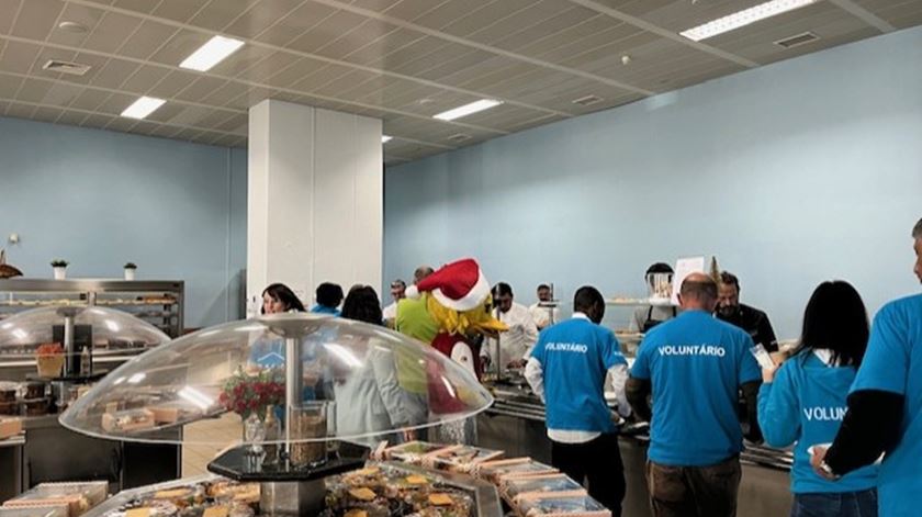 Vacinas e cabeleireiro (e Tony Carreira) no almoço de Natal da CASA - Centro de Apoio ao Sem-Abrigo