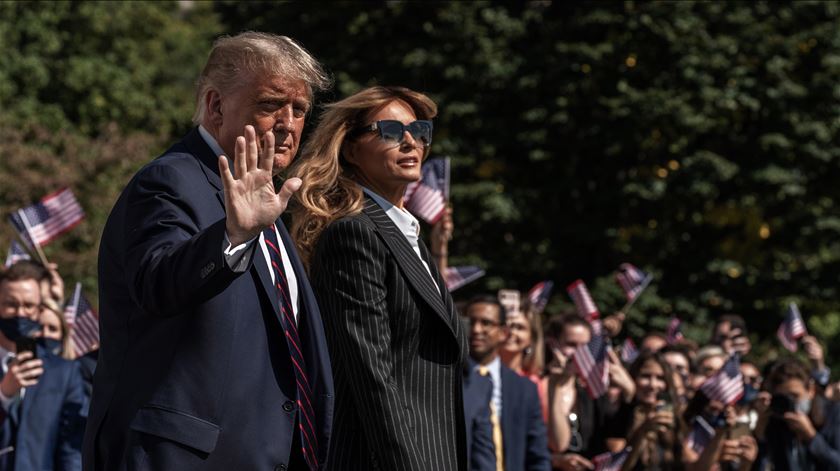 "O Presidente continua cansado, mas com bom moral", diz Sean Conley, o médico do casal Trump na Casa Branca. Foto: Ken Cedeno/EPA