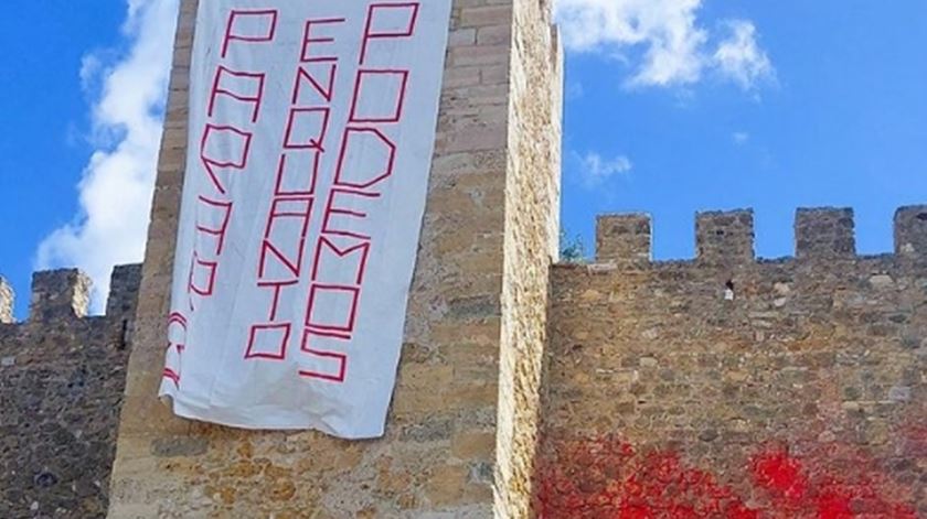 Apoiantes da Climáximo pintam fachada do Castelo de São Jorge, em Lisboa. Foto: DR