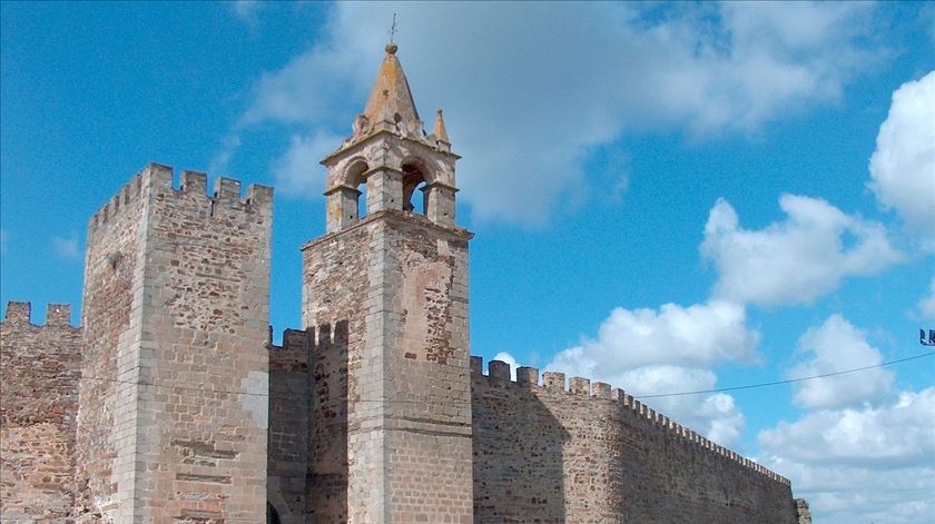 Castelo de Mourão Foto João Carvalho Wikipedia