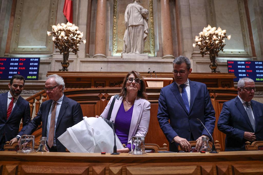 Ministra admite subir taxas de justiça onde houver "abusos"