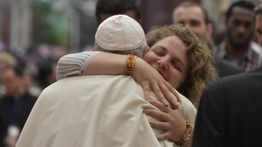 Portuguesa Catarina Duarte deu um abraço bem apertado ao Papa Francisco.