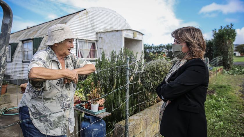 Catarina Martins conversa com uma moradora do bairro do Aeroporto, em Vila do Porto, Açores. Foto: Andté Kosters/Lusa