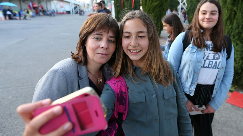 Catarina Martins adere aos selfies durante visita ao Ovibeja, em 2018. Foto: Nuno Veiga/Lusa