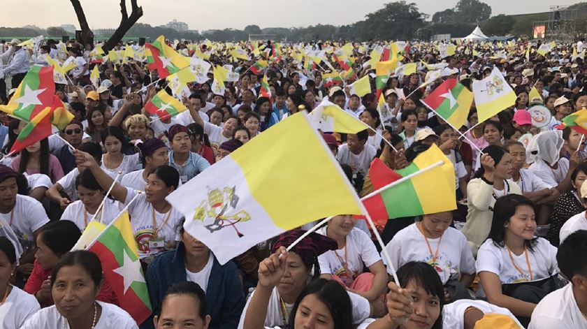 Católicos na missa com o Papa no Myanmar. Foto: Aura Miguel/RR