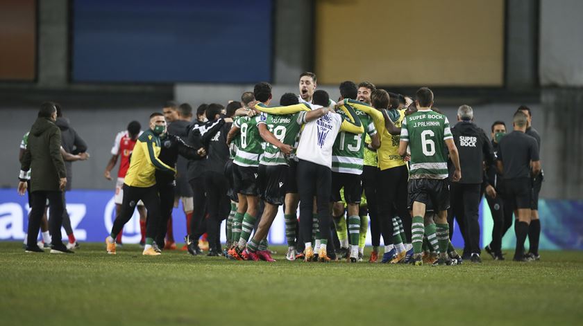 Sporting vence Braga pela margem mínima e conquista a Taça da Liga Sporting vence Braga pela margem mínima e conquista a Taça da Liga