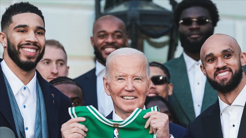 Presidente Biden com Neemias Queta ao fundo. Fotos: Boston Celtics