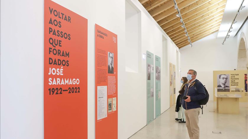Centenário de José Saramago. Exposição “Voltar aos passos que foram dados” chega a Setúbal