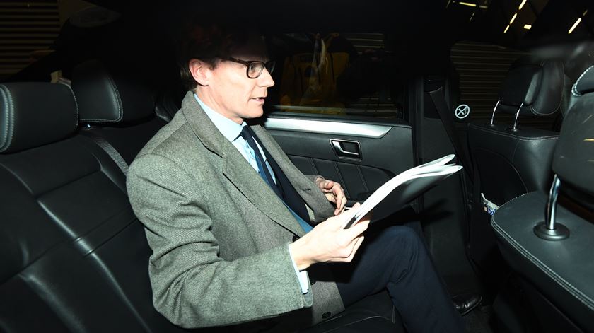 Alexander Nix, CEO suspenso da Cambridge Analytics, à saída dos escritórios da empresa, em Londres. Foto: Facundo Arrizabalaga/EPA.