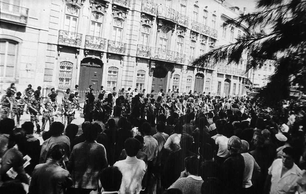 Manifestação e contramanifestação de católicos em frente ao Patriarcado de Lisboa
