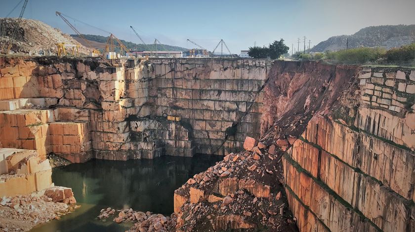 Sem reabilitação à vista, eterniza-se uma "chaga" na paisagem. Foto: Rosário Silva/RR