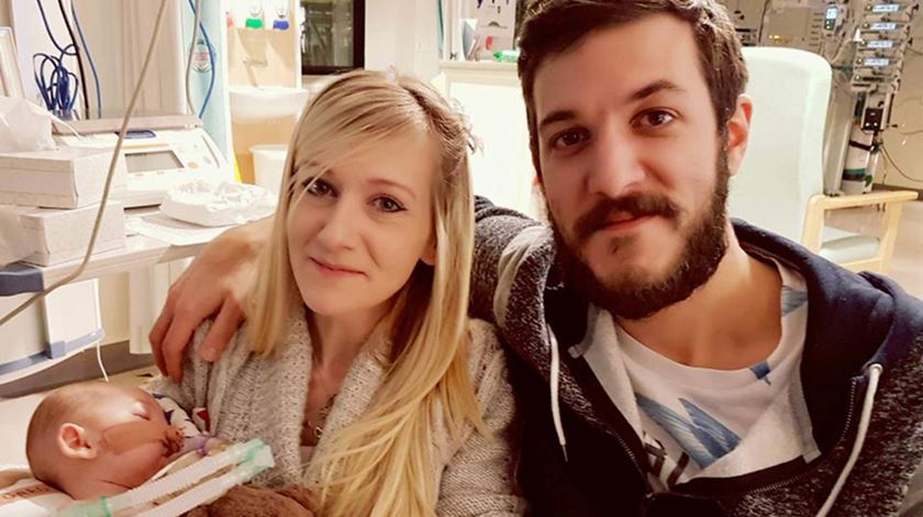 Charlie Gard com os seus pais. Foto: DR