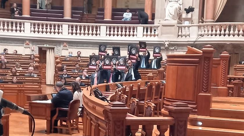 Parlamento recusa levantar imunidade a Catarina Martins. Chega protesta com cartazes