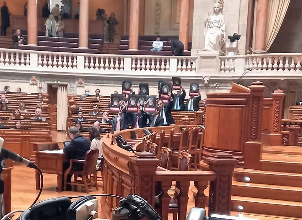 "Impunidade". Chega protesta com cartazes depois de Parlamento recusar levantar imunidade a Catarina Martins