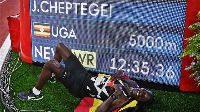 Joshua Cheptegei bate recorde do mundo dos 5000m. Foto: Valery Hache/EPA