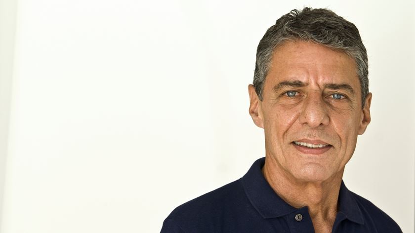 "Guardem um pensamento para os seus irmãos brasileiros, que estão mais do que nunca necessitados de um cheirinho a alecrim", pede Chico Buarque. Foto: DR