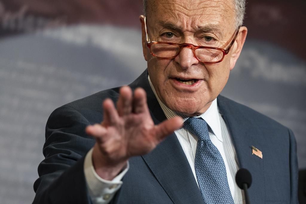 Chuck Schumer, do Partido Democrata, permitiu que a lei fosse aprovada Foto: Jim lo Scalzo/EPA