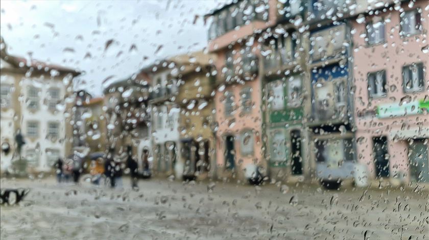 Governo da Madeira encerra percursos pedestres devido a alerta vermelho para chuva