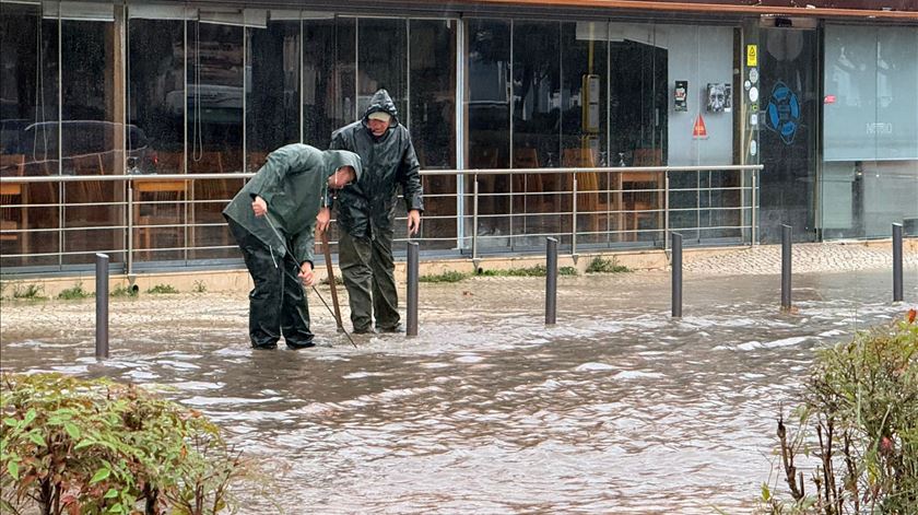 Dois mortos, cinco desalojados e quase mil ocorrências até às 11h00