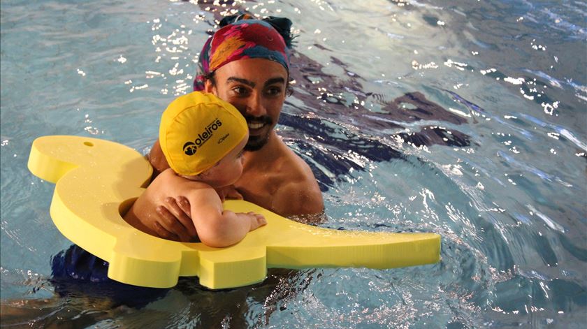 Cidadão imigrante com o filho nas atividades das Piscinas Municipais. Foto: Câmara Municipal de Oleiros