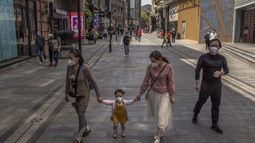 A normalidade possível voltou às ruas da cidade de Wuhan.  Foto: Roman Pilipey/EPA