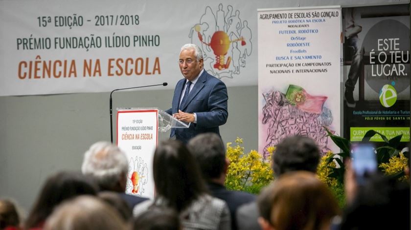 António Costa, numa visita a uma escola. Foto: Twitter.