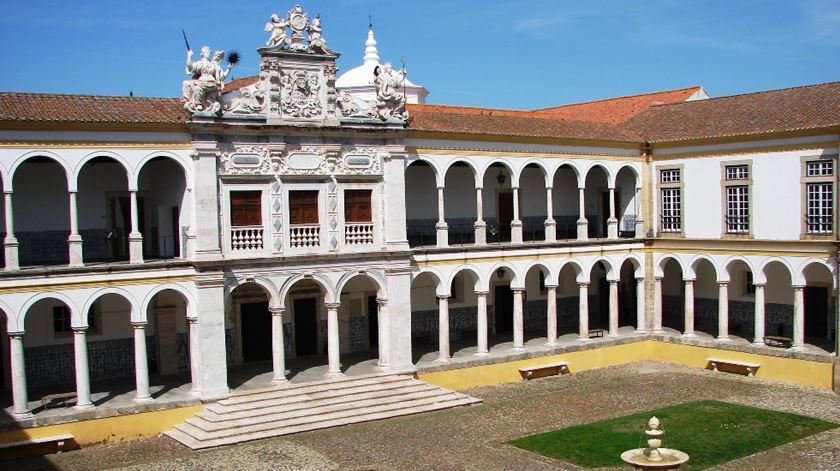 claustros da universidade de Évora. Foto DR.