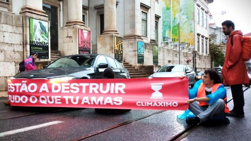 Ativistas da Climáximo bloqueiam rua em frente ao Museu de História Natural