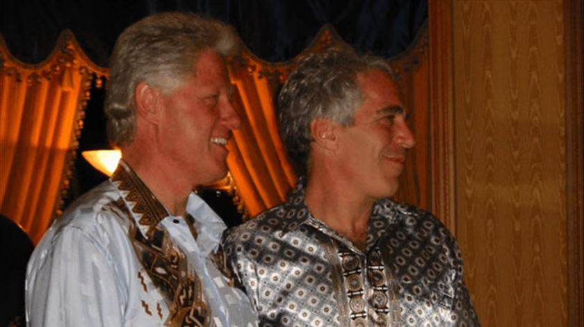 Clinton demarca-se de ficheiros Epstein e acusa Trump de desviar atenções Clinton demarca-se de ficheiros Epstein e acusa Trump de desviar atenções