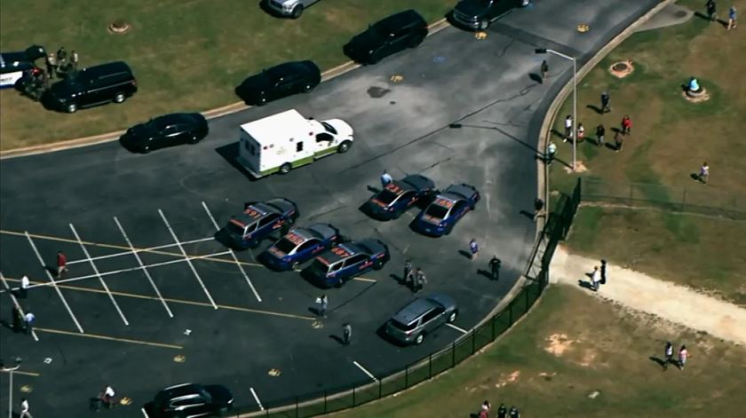 Imagens aéreas da escola mostram polícia e ambulâncias no local. Imagem: WSB-TV