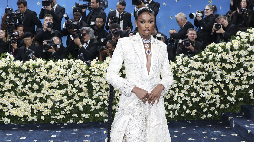 Artista Coco Jones a desfilar na maior noite da moda, na Met Gala 2025. Foto: Justin Lane/EPA