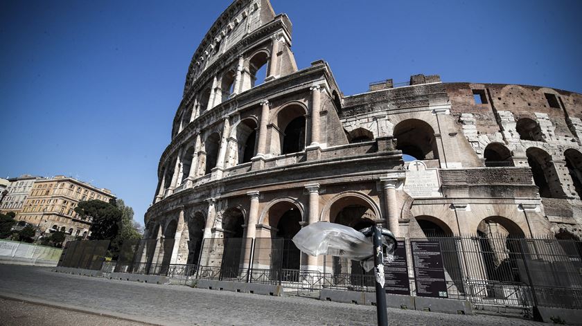 Homem grava o nome da namorada no Coliseu de Roma