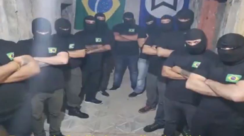 Fotografia postada depois de terem sido queimadas bandeiras antifascistas no Rio de Janeiro. Foto: DR